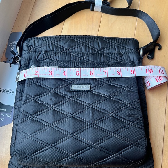 New with tags Baggallini Modern Pocket Vegan Leather Crossbody - Picture 5 of 6